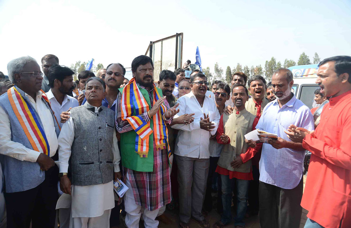 RPI{A} Celebrating Bharatratna Dr.Babasaheb Ambedkar 125th Birth Anniversary Year by "Jati Todo-Samaj Jodo" Samata Abhiyan "Samata Rath" in Presence MP & RPI President Ramdas Athawale Welcome in Karnataka State Hubballi.