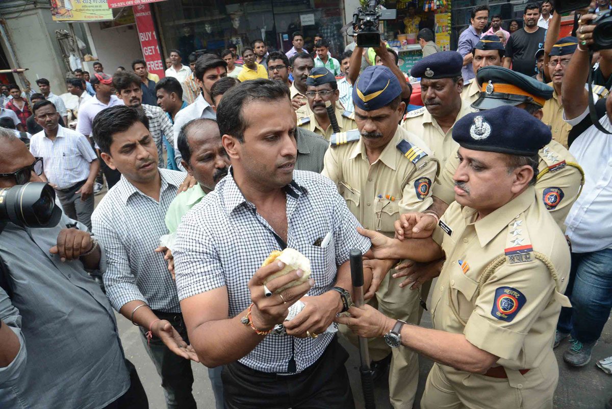 Swabhimaan Sanghatana Distribute Free Vada Pav at Dadar.
