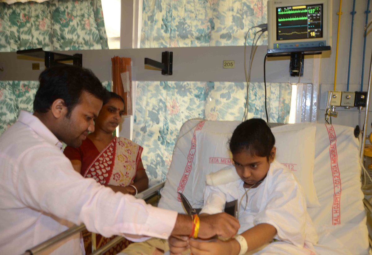 SOUTH MUMBAI NSUI VICE PRESIDENT ATISH UTKAR CELEBRATED BHARAT RATNA LATE PRIME MINISTER RAJIV GANDHI BIRTH ANNIVERSARY AT TATA HOSPITAL WITH CANCER PATIENTS.
