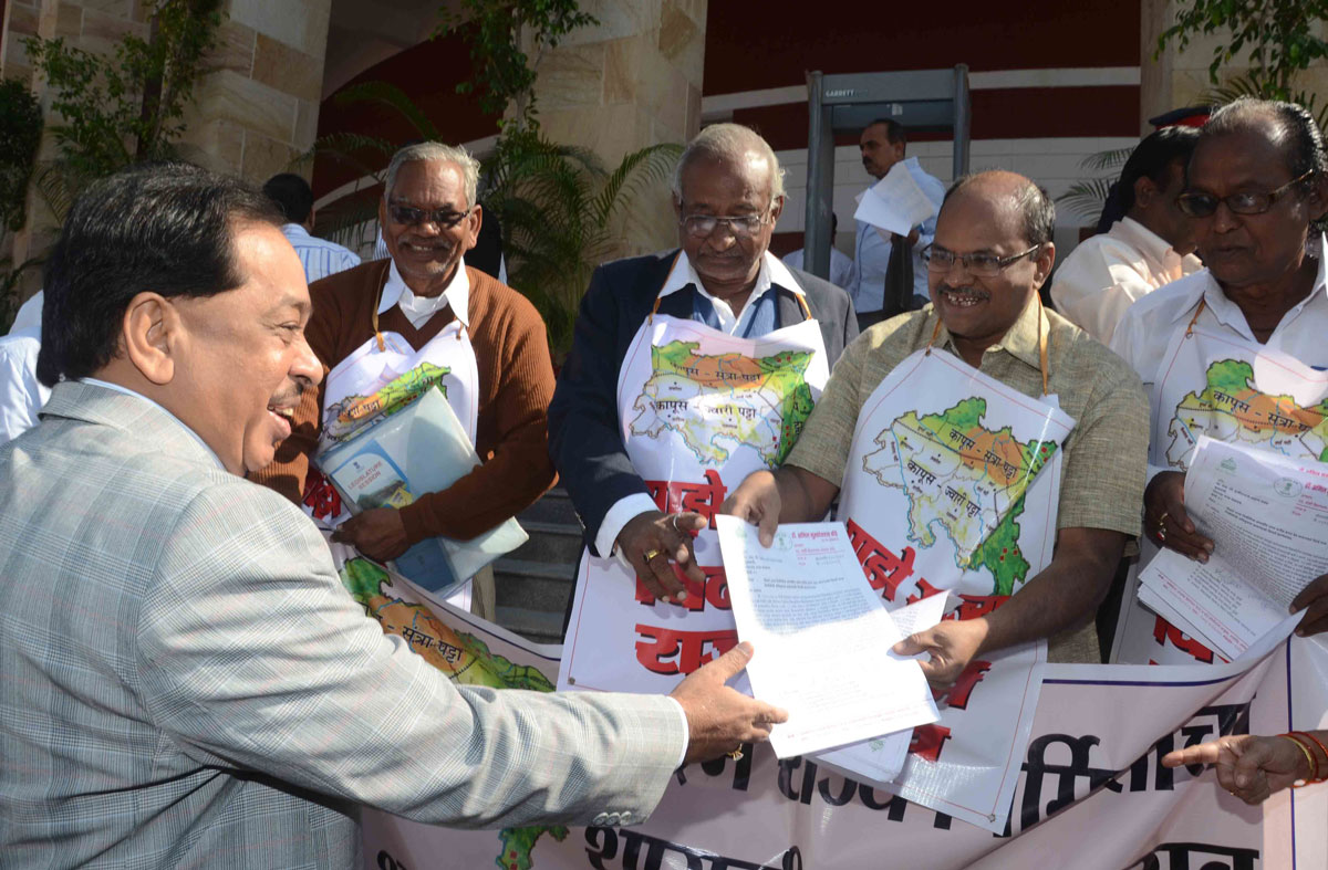 Minister Narayanrao Rane at Nagpur vidhan bhavan on 1st day of winter session.