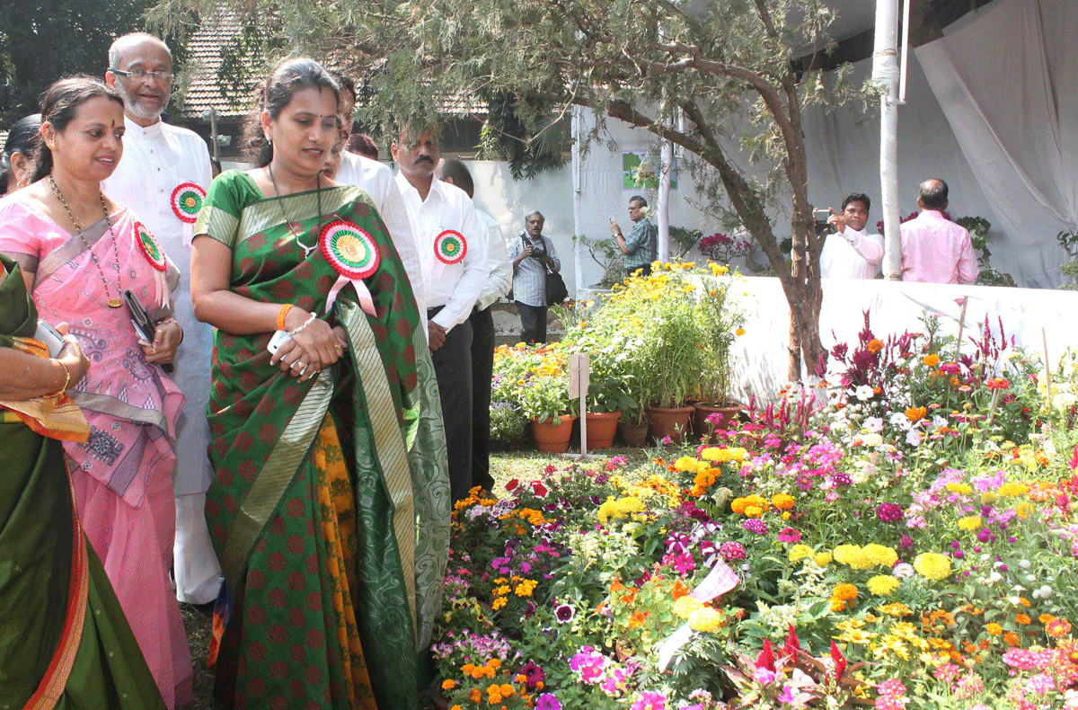 Mumbai Mayor Snehal Ambekar Inaugurate's Flowers Exihibition at Jijamata Udyan - Ranibaugh at Byculla.