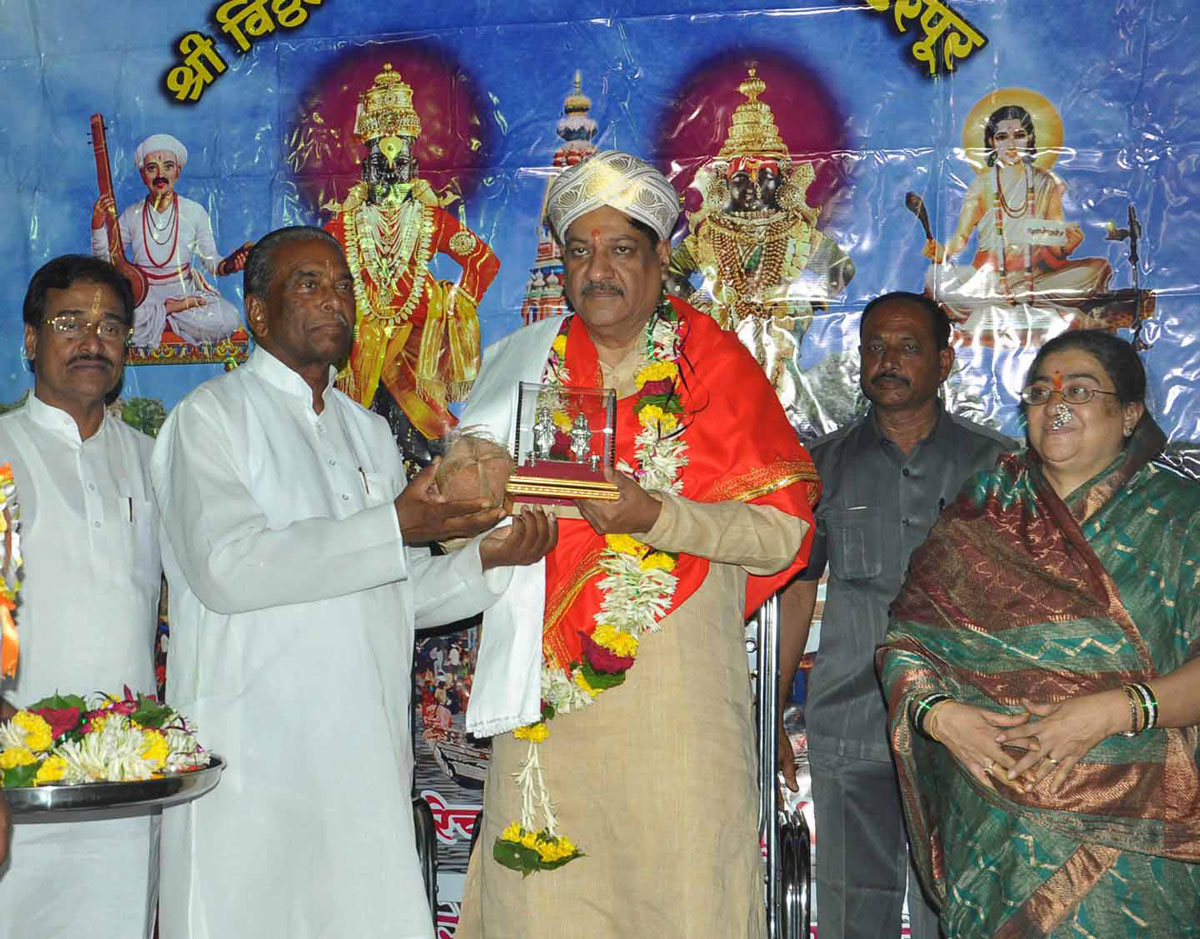 Chief Minister Prithviraj Chavan with wife Smt.Satvashila Chavan at Pandharpur on occasion of Ashadi Ekadashi.
