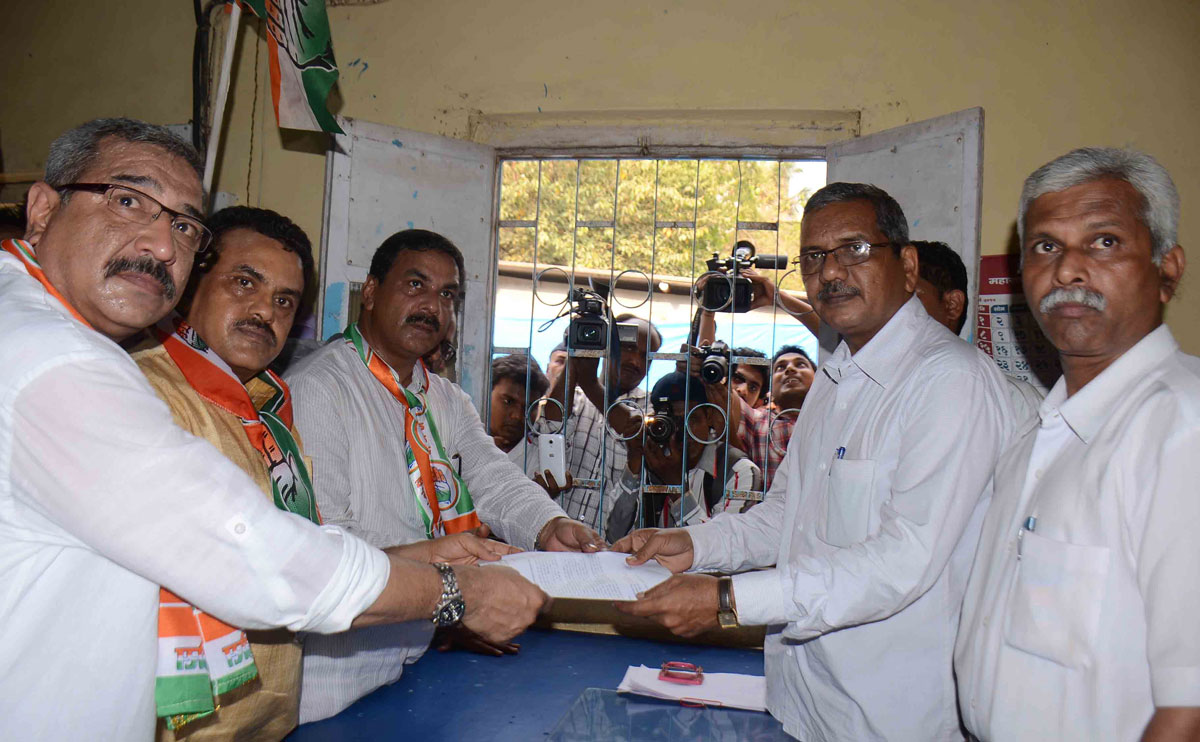 MRCC President Sanjay Nirupam & MLA Nasim Khan during Mumbai Regional Congress Protest Against Rationing Office at Nehru Nagar Kurla.