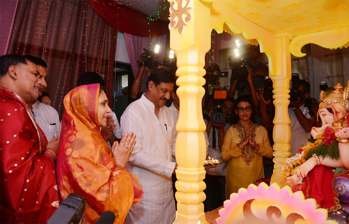 CHIEF MINISTER PRITHVIRAJ CHAVAN ON SUCCESFULL COMPLETION OF YEAR  BEING GREETED BY CONGRESS PARTY LEADRES.