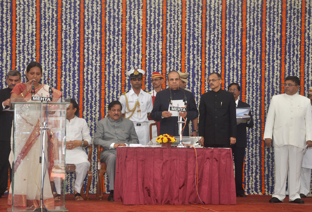 MLA AMIN PATEL ON OCCASION M.P.& MLA TROPHY CRICKET TOURNAMENT AT KAMATHIPURA .