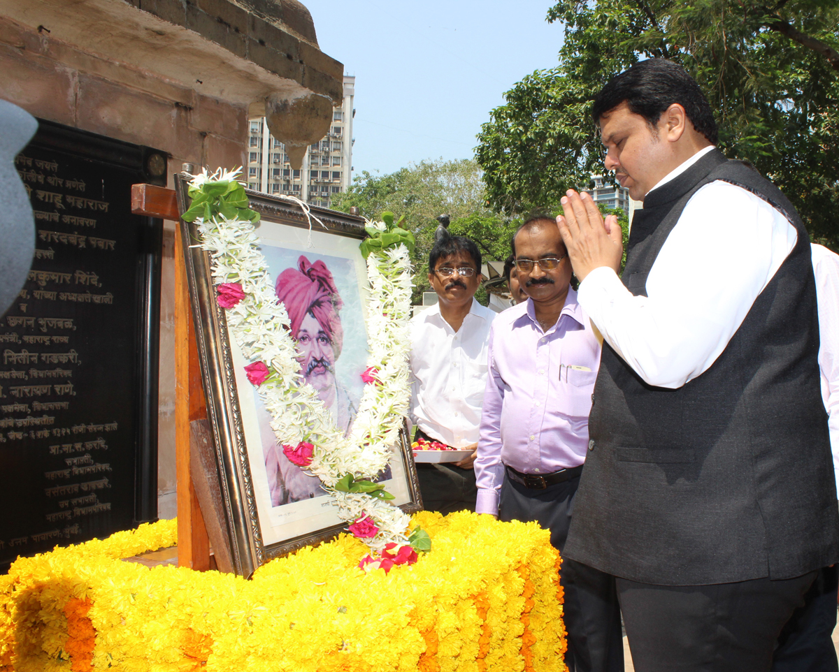 Chief Minister Devendra Fadnavis Paying Tribute to Great Social Reformer Chhatrapati Shahu Maharaj on his Death Anniversary at Vidhan Bhavan.