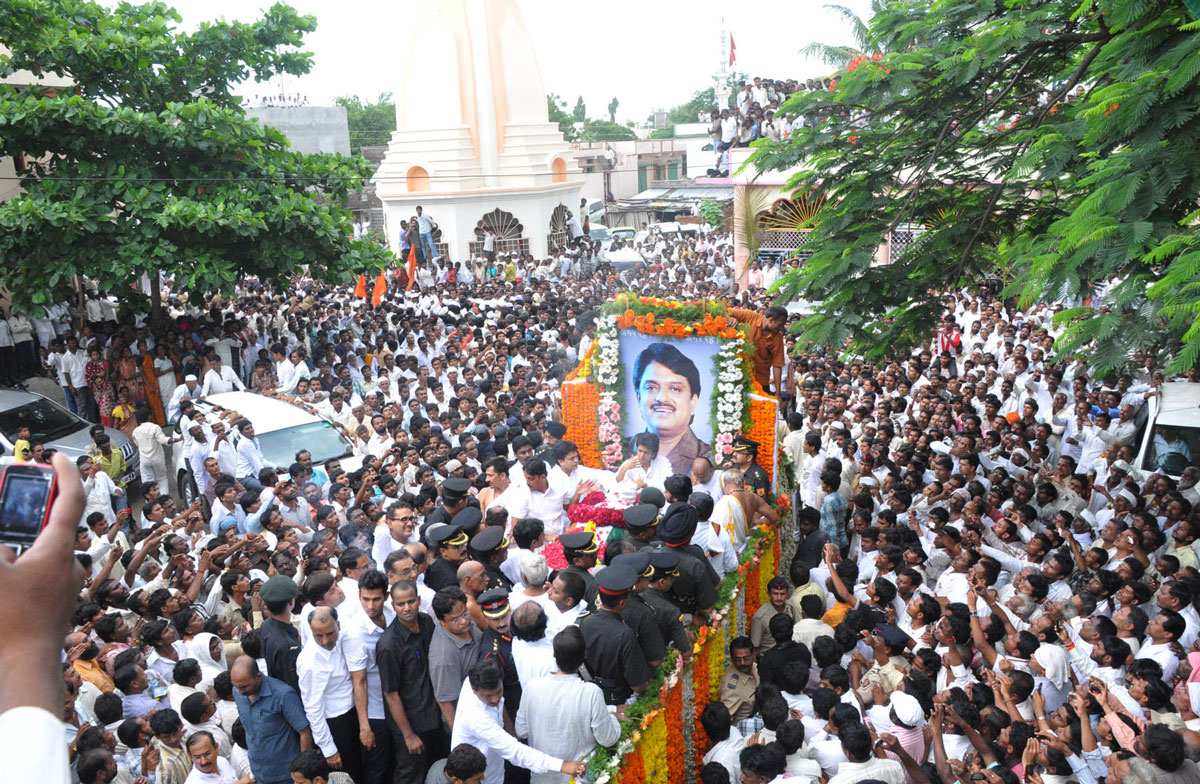 TRIBUTE TO UNION MINISTER & EX.CHIEF MINISTER VILASRAO DESHMUKH ON HIS FUNERAL AT LATUR.