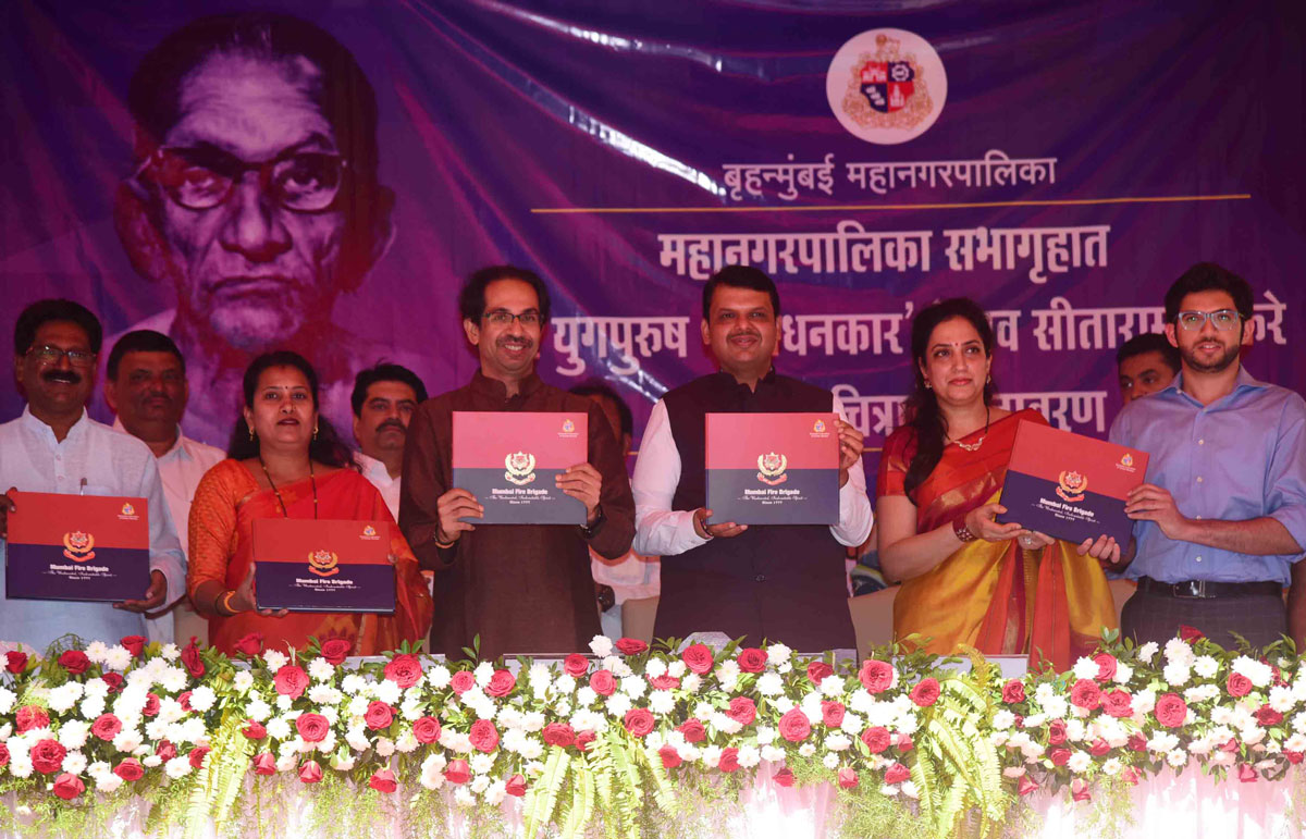 Chief Minister Devendra Fadnavis & Shivsena Cheif Uddhav Thakare at BMC Head Quarters CST.