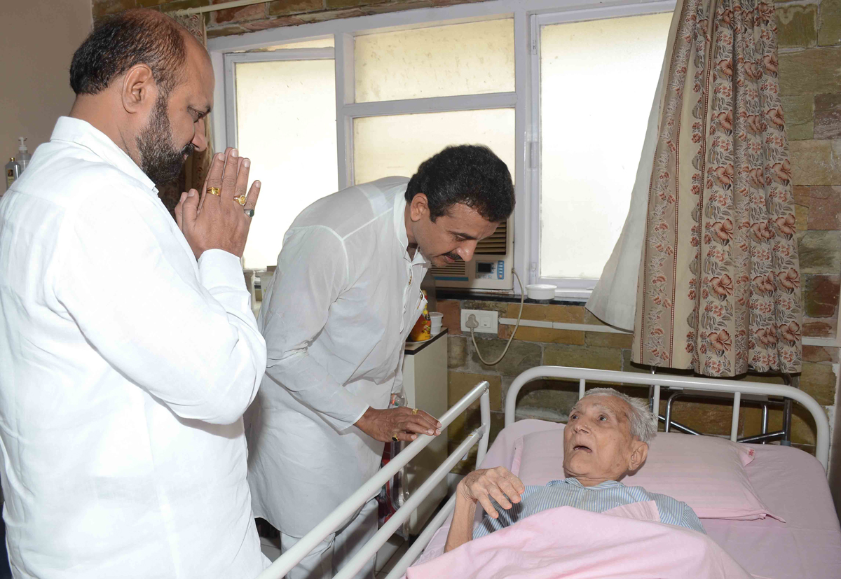 Mumbai Congress Office Bearers Meets Senior Citizen Freedom Fighter & Senior Congress Leader Brr.Manikchand B.Vora on his 100th Birthday at Haji Ali Mumbai.