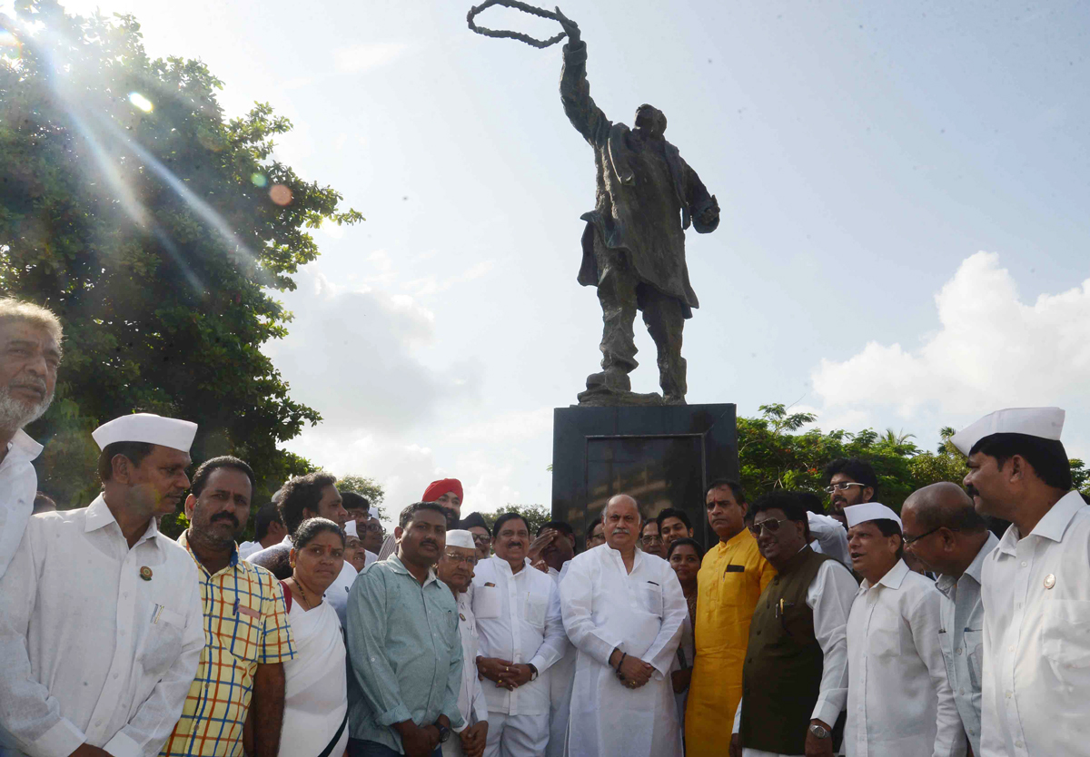 AICC Gen.Sec.Gurudas Kamat Paying Homage To Bharat Ratna Former Prime Minister Late.Rajiv Gandhi on His Birth Anniversary at Cooperage Ground Colaba.