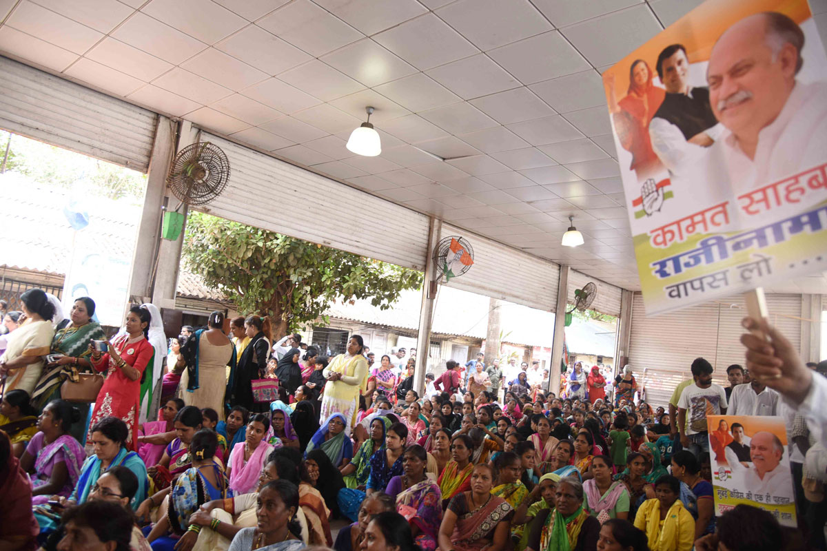 Congress Party Leaders & Party Workers gathered at Mumbai Congress Rajiv Gandhi Bhavan Requesting Gurudas Kamat to withdraw his Resignation.