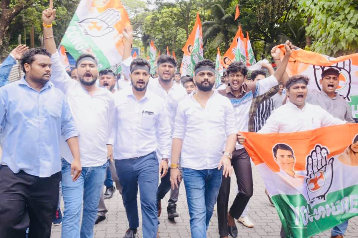 Mumbai Youth Congress Workers Protest at Powai Karnataka MLA'S Issue.