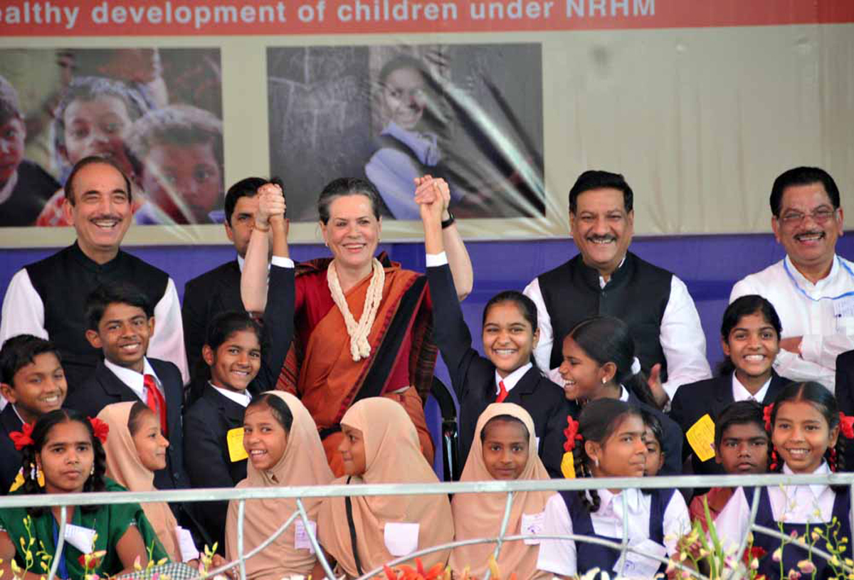 THE CHAIRPERSON,NATIONAL ADVISORY COUNCIL SMT.SONIA GANDHI AT PALGHAR TO LAUNCH OF " RASHTRIYA BAL SWASTHYA KARYAKRAM"