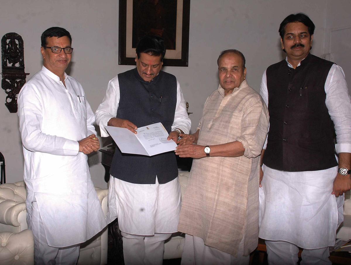 THE GOVERNOR K.SANKARNARAYANAN & CHIEF MINISTER PRITHVIRAJ CHAVAN AT RAJ BHAVAN.