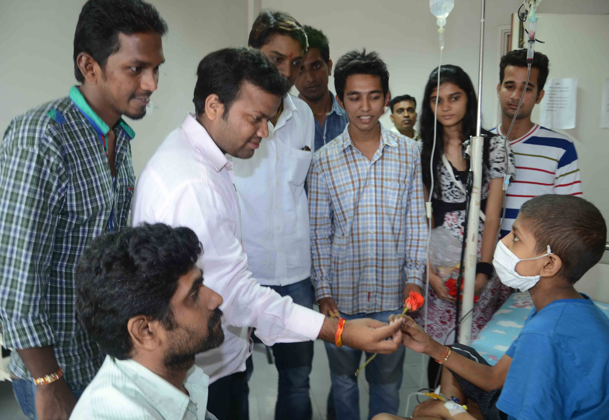 SOUTH MUMBAI NSUI VICE PRESIDENT ATISH UTKAR CELEBRATED BHARAT RATNA LATE PRIME MINISTER RAJIV GANDHI BIRTH ANNIVERSARY AT TATA HOSPITAL WITH CANCER PATIENTS.