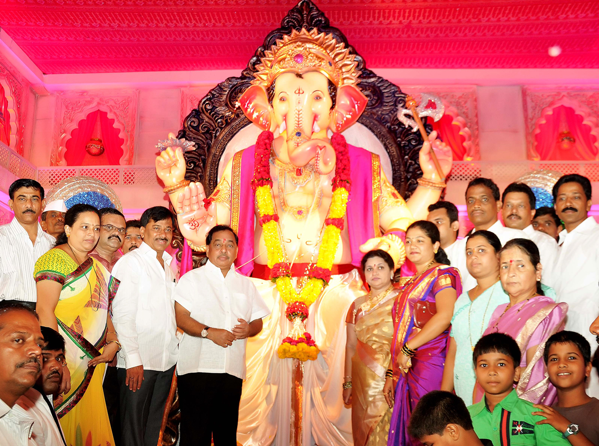 MINISTER NARAYANRAO RANE WITH WIFE SMT.NILAMTAI RANE IN SINDUDHURGH KUDAL ON GANESHOSTAV.