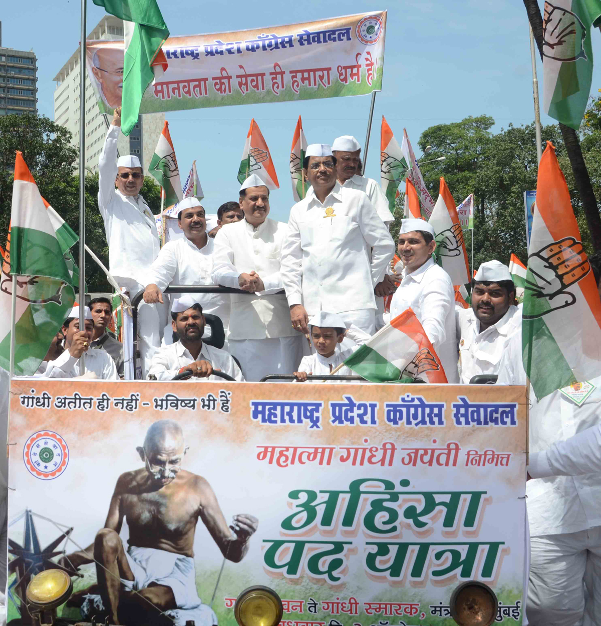 TRIBUTE TO FATHER OF NATION MAHATMA GANDHI & LATE PRIME MINISTER LALBHADUR SHASTRI ON THEIR BIRTH ANNIVERSARY BY MPCC SEWADAL IN MUMBAI.