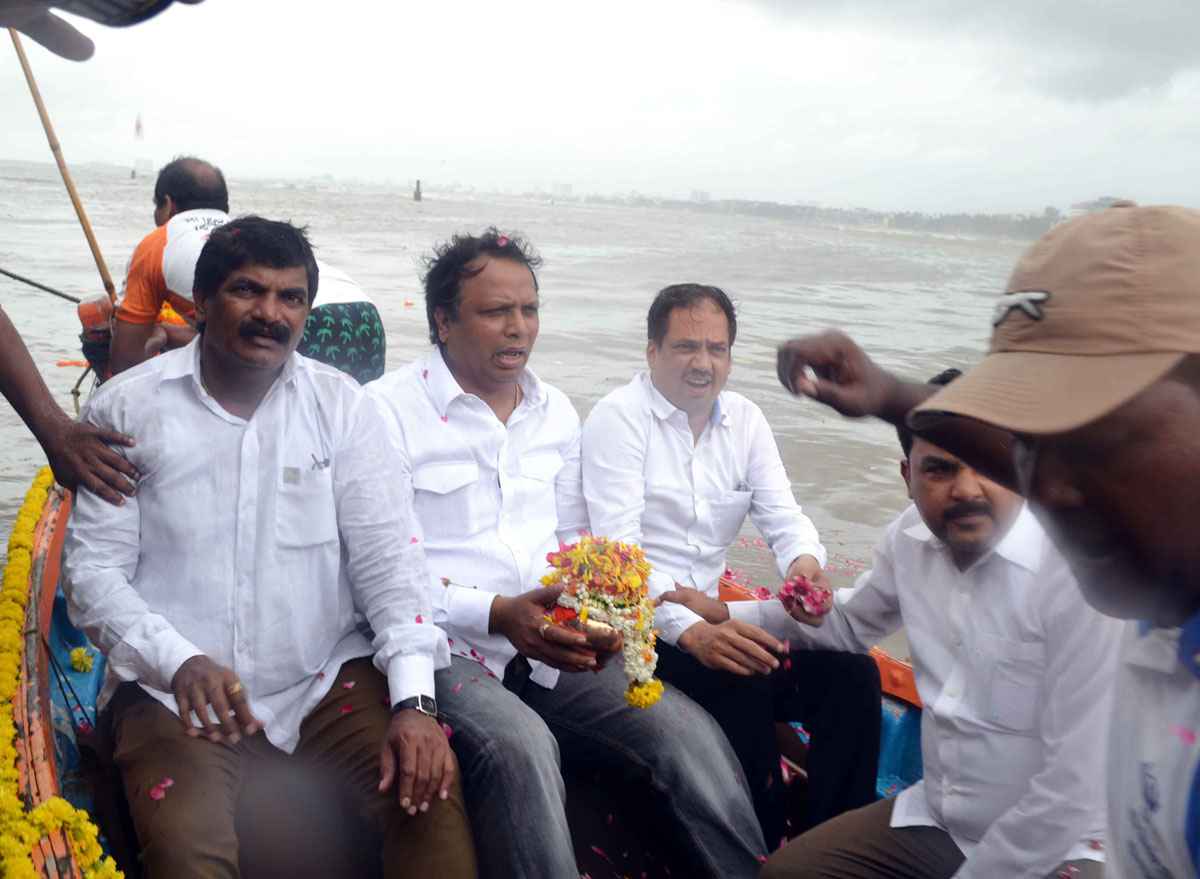 BJP Leader Late Gopinath Munde Asthi Kalash Visarjan at Khar Danda.