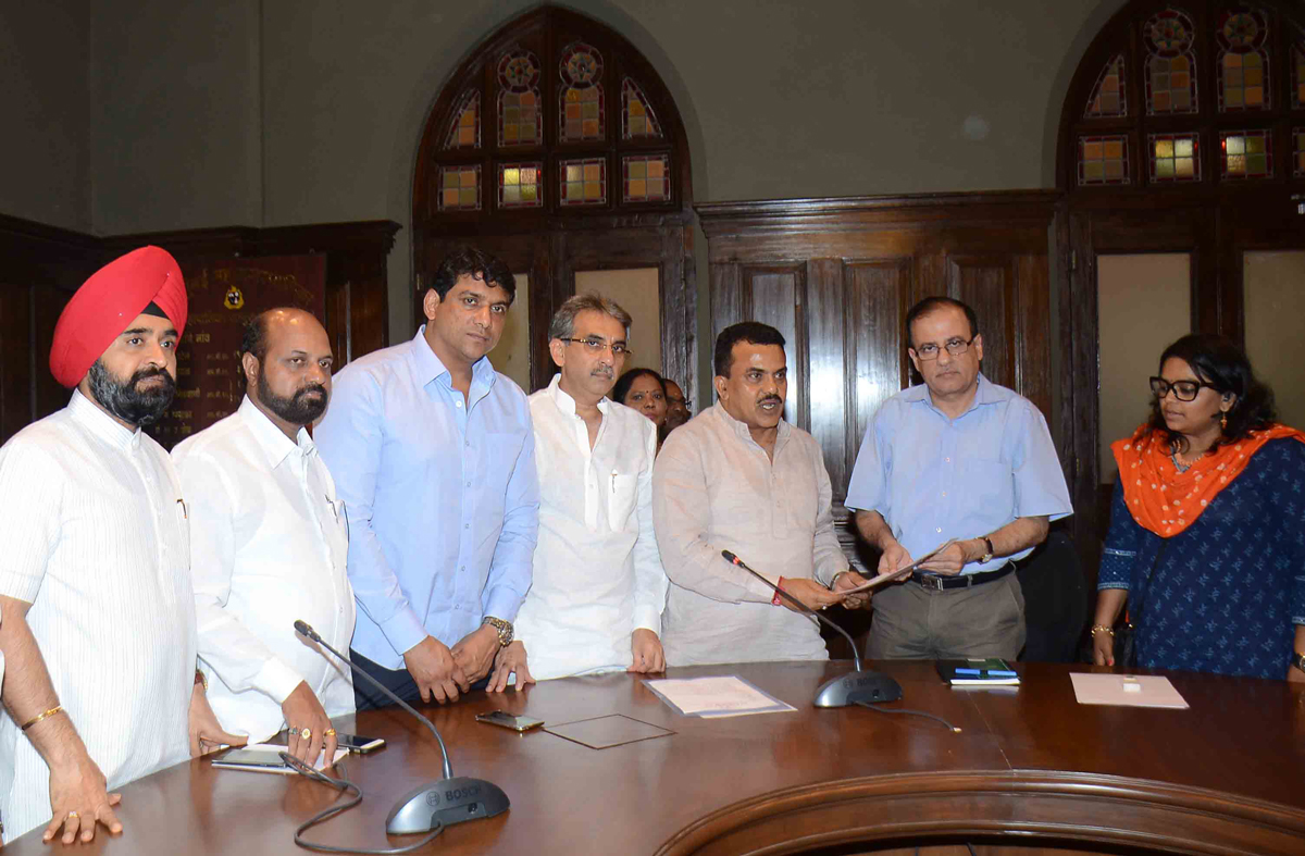 MRCC President Ex.MP Sanjay Nirupam Meets BMC Commissioner Ajoy Mehta at Main BMC CST.