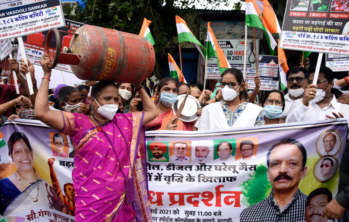 Dharavi Assembly MlLA & Minister Varshatai Gaikwad with Team Protest against BJP Govt.on issue of Petrol Diesel & Gas Cylinder Price Rate Hike .