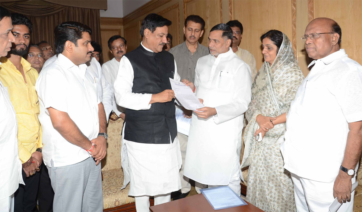 DELEGATION TO CHIEF MINISTER PRITHVIRAJ CHAVAN ON BEHALF OF MPCC & MRCC BY MUMBAI CONGRESS PRESIDENT & MLA. KRIPASHANKAR SINGH DEMANDING TO REDUCE TAXES ON PETROLEUM PRODUCTS AT SAHAYADRI GUEST HOUSE.