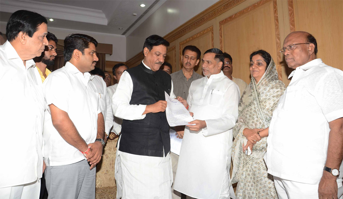 DELEGATION TO CHIEF MINISTER PRITHVIRAJ CHAVAN ON BEHALF OF MPCC & MRCC BY MUMBAI CONGRESS PRESIDENT & MLA. KRIPASHANKAR SINGH DEMANDING TO REDUCE TAXES ON PETROLEUM PRODUCTS AT SAHAYADRI GUEST HOUSE.