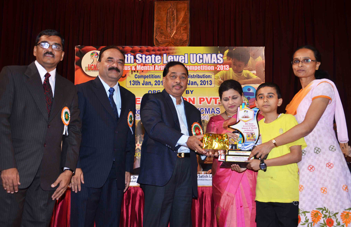 MINISTER NARAYANRAO RANE IN 9th STATE LEVEL UCMAS ABACUS & MENTAL ARITHMETIC COMPETITION 2013 AT MUMBAI UNIVERSITY.