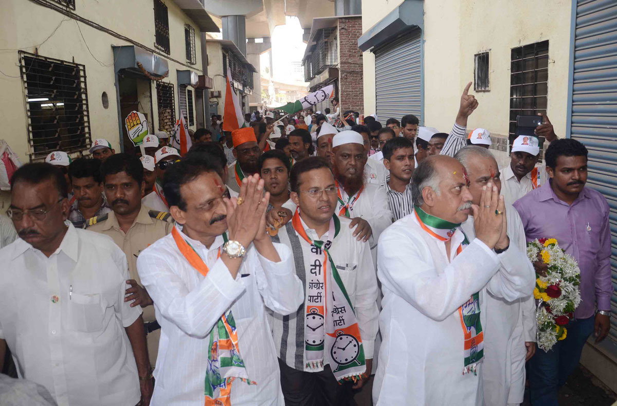 Congress/NCP/PRP(Kawade)/Republican Party of India (Democratic) Alliance MP.Candidate Gurudas Kamat Rally at Jogeshwari Assembly Area.