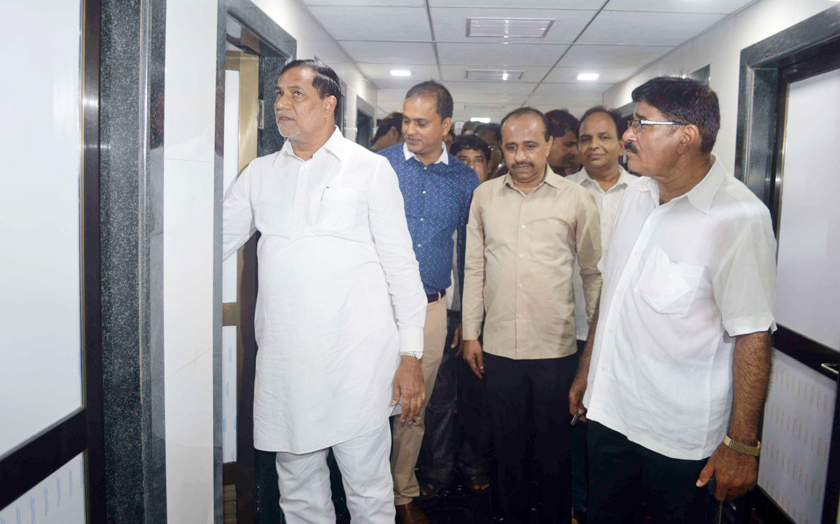 Kalina Asembly MLA Kripashankar Singh Inaugurate by 1st Air Conditioned Pay and Use public Toilet at Kurla.