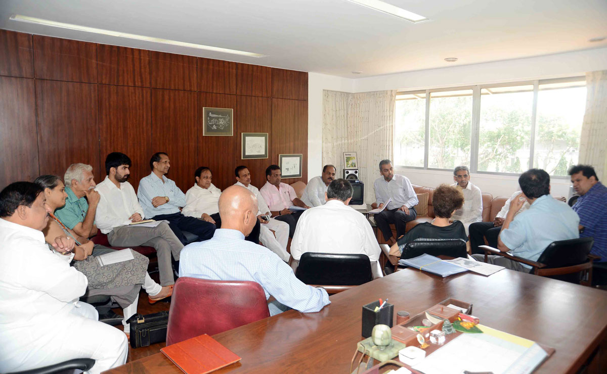 Congress Leader Ex.Min.& Ex.MP. Milind Deora meeting on Issue of New Housing Policy & Rent Control Act.