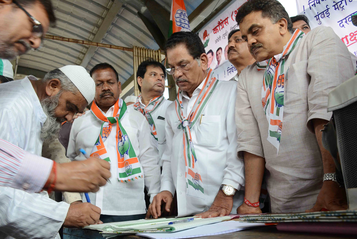 Mumbai Congress Signature Campaign Against Metro Fare Hike at Andheri Metro Station.