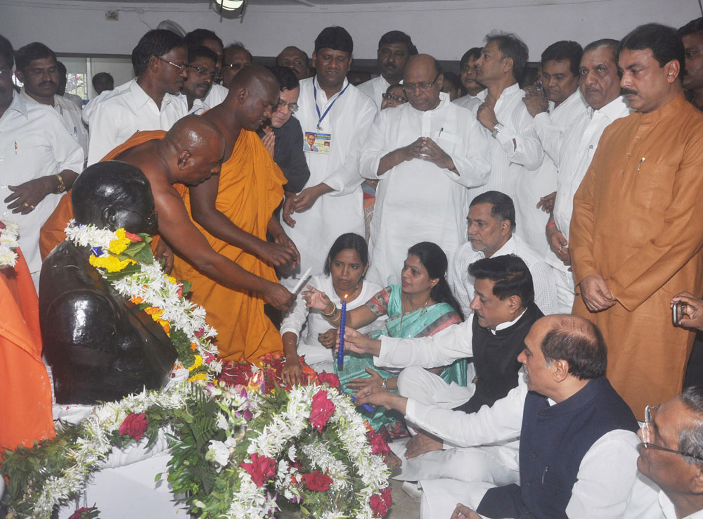 CHIEF MINISTER PRITHVIRAJ CHAVAN ,MPCC PRESIDENT MANIKRAO THAKARE,MRCC PRESIDENT KRIPASHANKAR SINGH TRIBUTE TO DR. BABASAHEB AMBEDKAR ON HIS 54th MAHAPARINIRVAN DIN AT CHAITYA BHUMI DADAR.