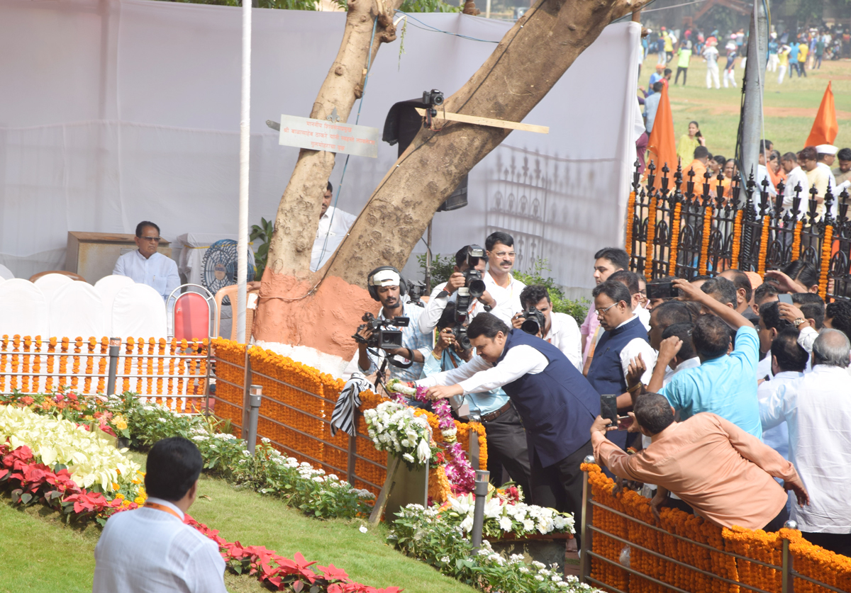 Paying Tribute to Shivsena Suprimo Late Balasaheb Thackarey on his Death Anniversary Shivaji Park Mumbai.