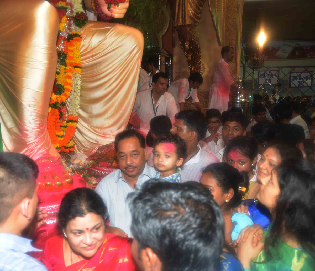 MINISTER NARAYNRAO RANE WITH FAMILY AT LALBAUGH RAJA.