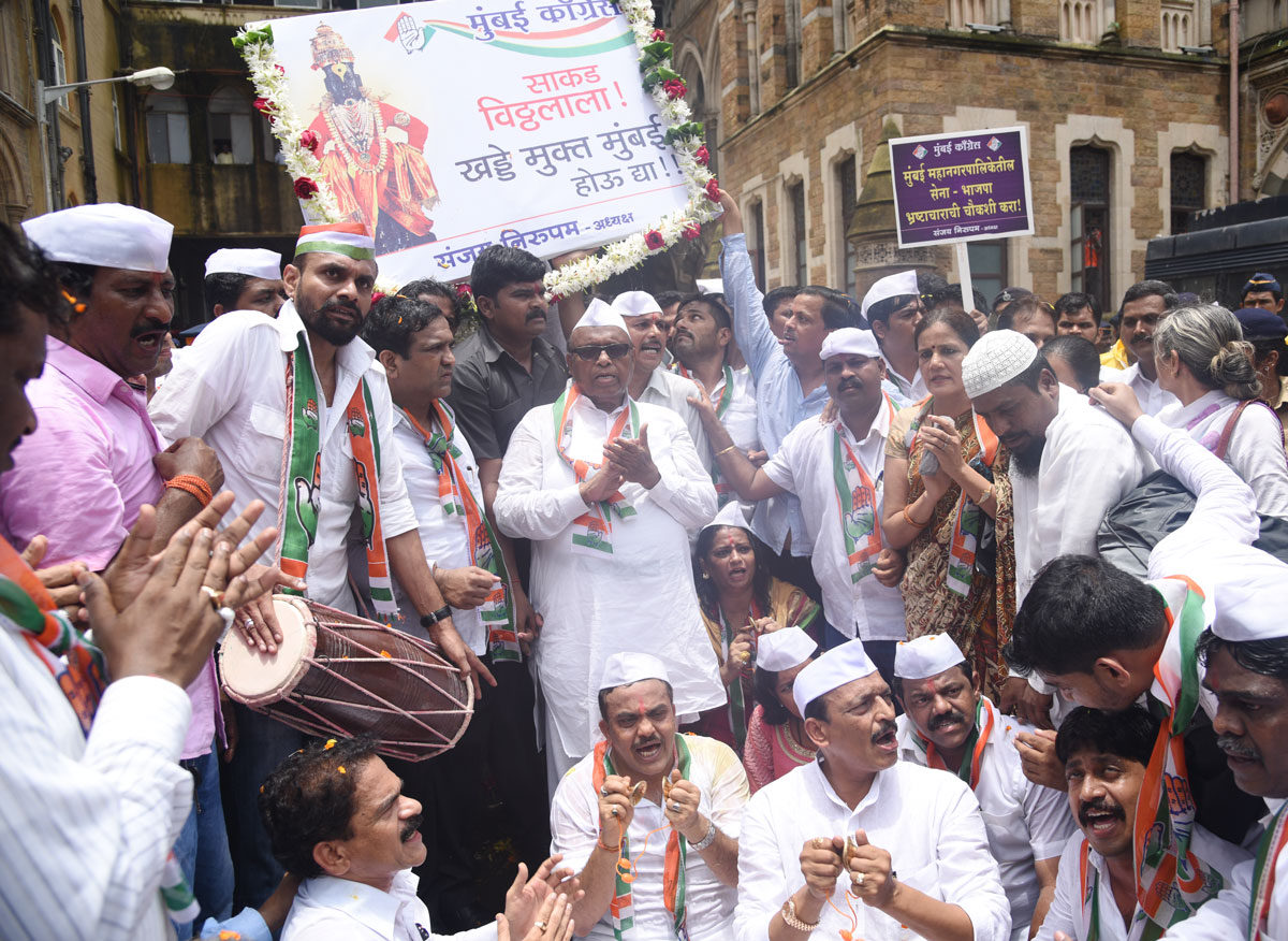 Mumbai Congress under Leadership of MRCC President Sanjay Nirupam "Potholes Dindi " Protest March against Shivsena- BJP at CST Mumbai.