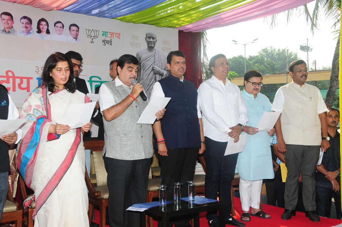 Chief Minister Devendra Fadnavis & Central Minister Nitin Gadkari Paying Tribute to Iron Man Of India Late.Sardar Vallabhbhai Patel on his Birth Anniversary at Worli.