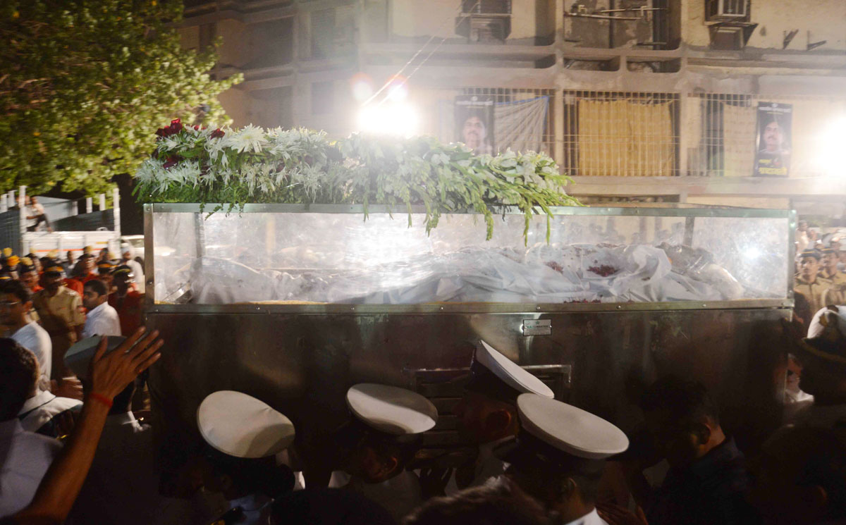 Mumbaikar's Paying Last Respect to BJP Leader Gopinath Munde at his Residence Worli.