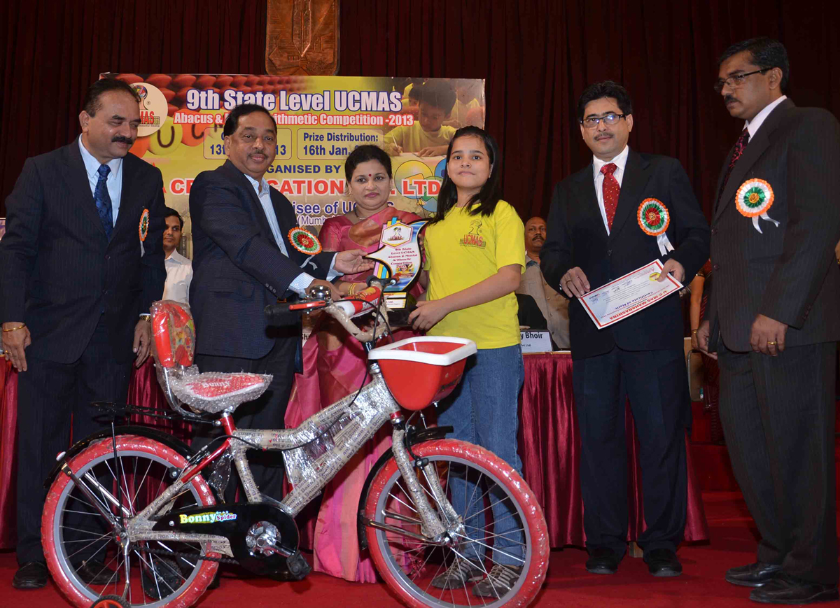MINISTER NARAYANRAO RANE IN 9th STATE LEVEL UCMAS ABACUS & MENTAL ARITHMETIC COMPETITION 2013 AT MUMBAI UNIVERSITY.