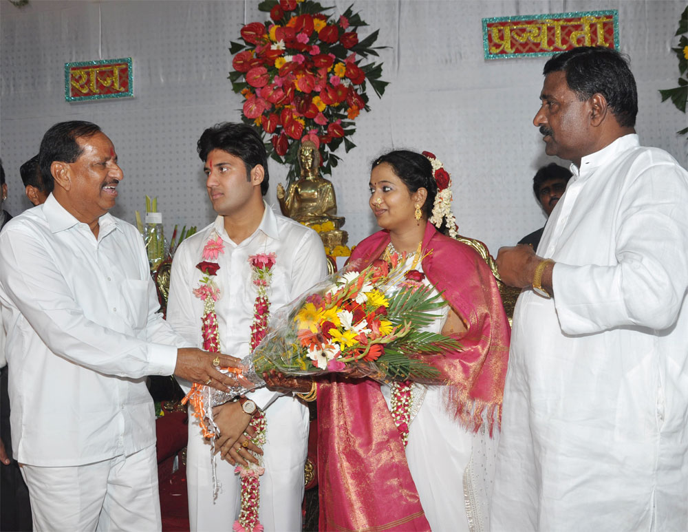 MINISTER GANESH NAIK ATTENDS MLA.CHANDRAKANT HANDORE"S DAUGHTER WEDDING AT CHEMBHUR.