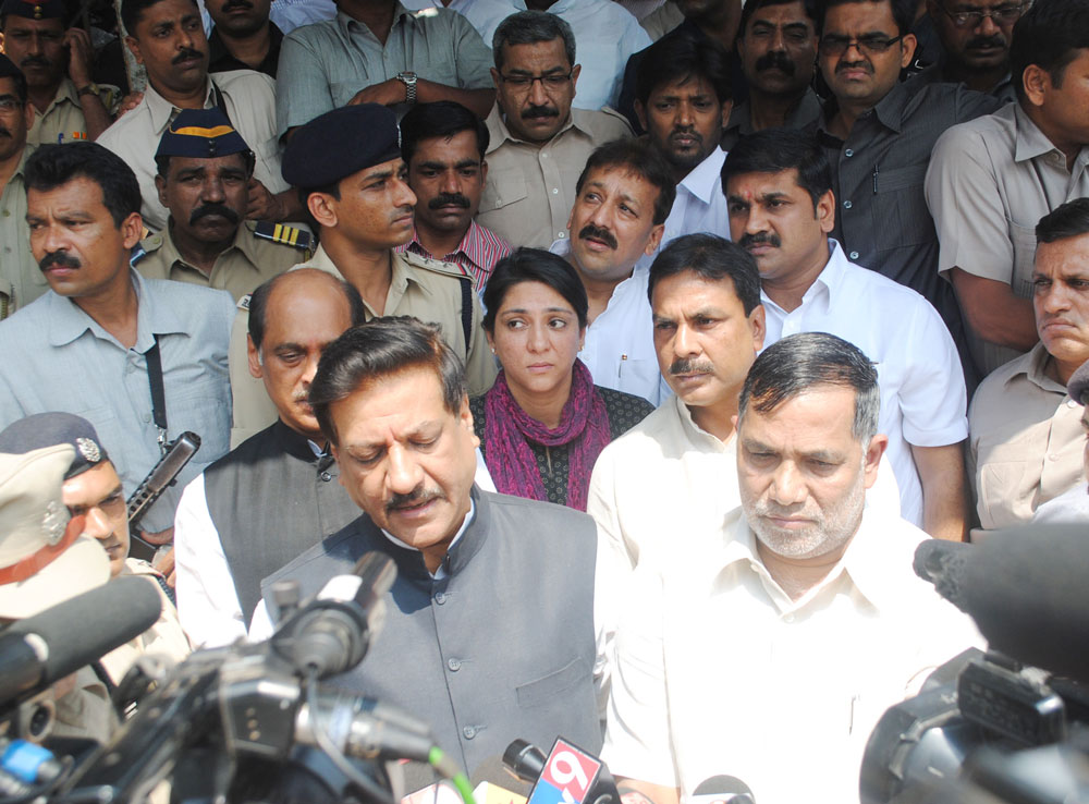 CHIEF MINISTER PRITHVIRAJ CHAVAN WITH HIS TEAM VISITED GARIBNAGAR BANDRA .