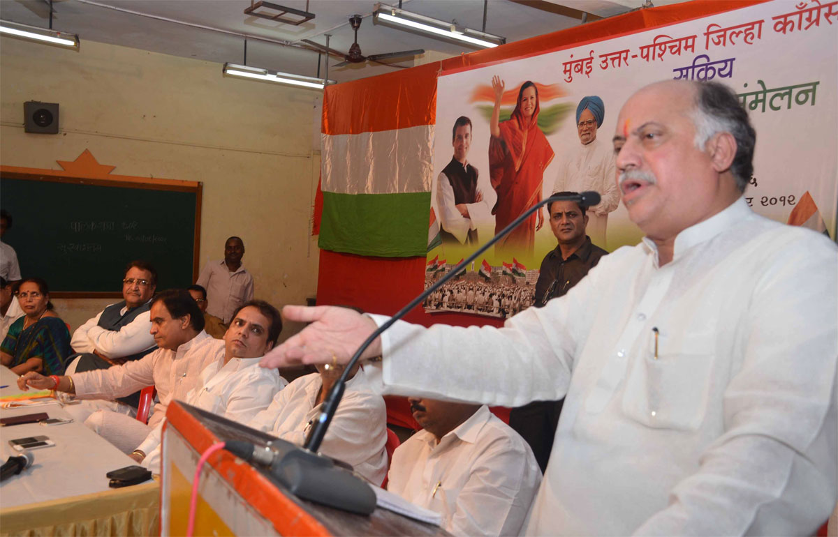 M.P.& EX.UNION MINISTER GURUDAS KAMAT IN CONGRESS PARTY WORKER'S MEETING IN HIS CONSTITUENCY WARDS NO.35/36/37/39 & 40 AT MALAD.