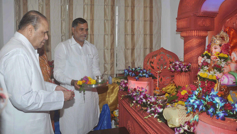 GOVERNOR OF MAHARASHTRA K.SHANKARNARAYAN  VISITED MUMBAI CONGRESS PRESIDENT KRIPA SHANKAR SINGH RESIDENCE ON OCCASION OF GANPATI FESTIVAL.