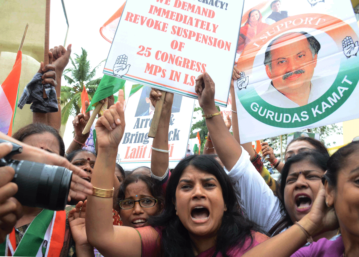 Mumbai Mahila Congress, Mumbai Pradesh Youth Congress and Mumbai NSUI have jointly Organised a Massive Morcha against BJP Sarkar  near Rangsharda, Bandra West.