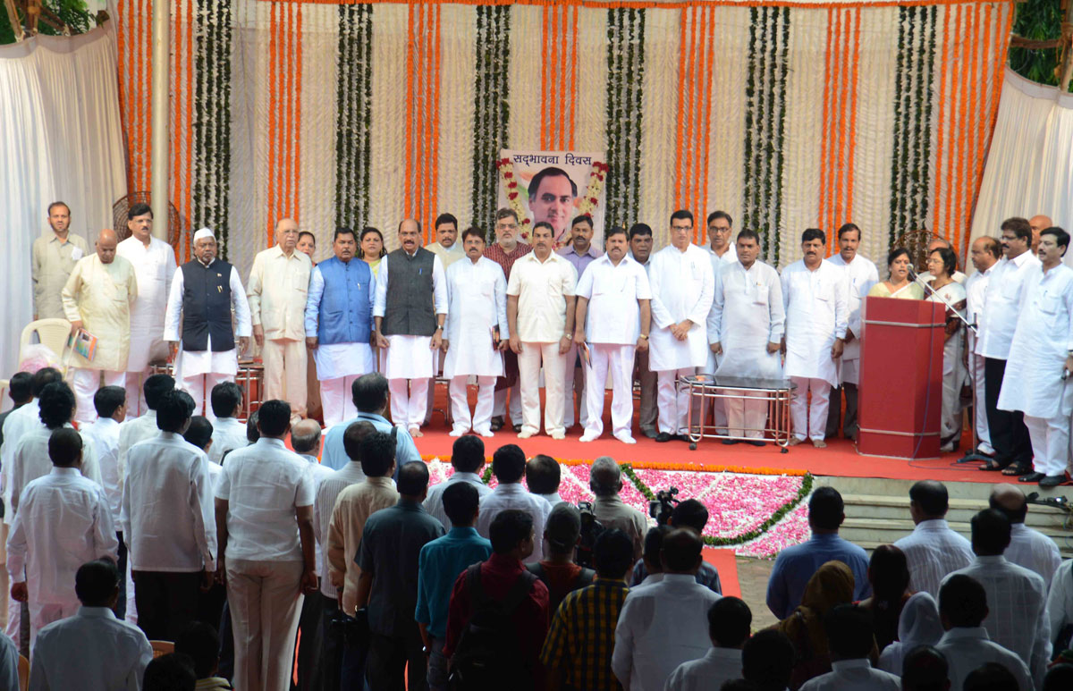 MPCC Leader's Paying Homage To former Prime Minister Rajiv Gandhi on his Birth Anniversary in Mumbai.