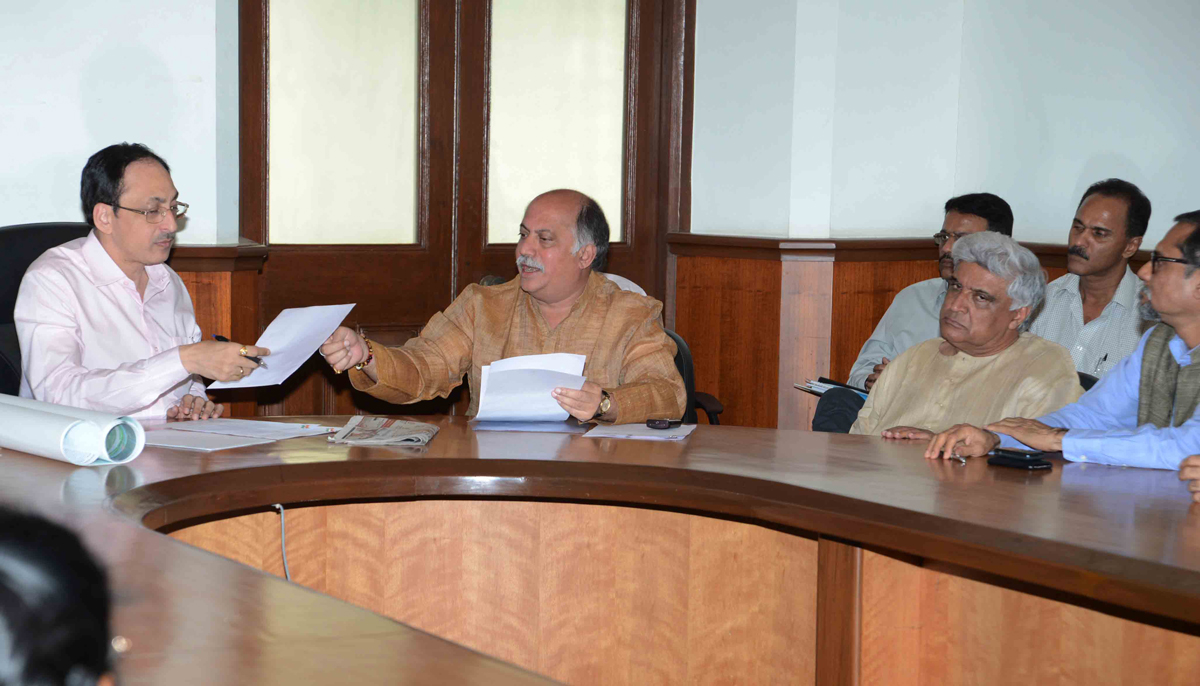 MP.& EX UNION MINISTER GURUDAS KAMAT & CINE WRITER JAVED AKHTAR MEETS BMC.COMM.SITARAM KUNTE.