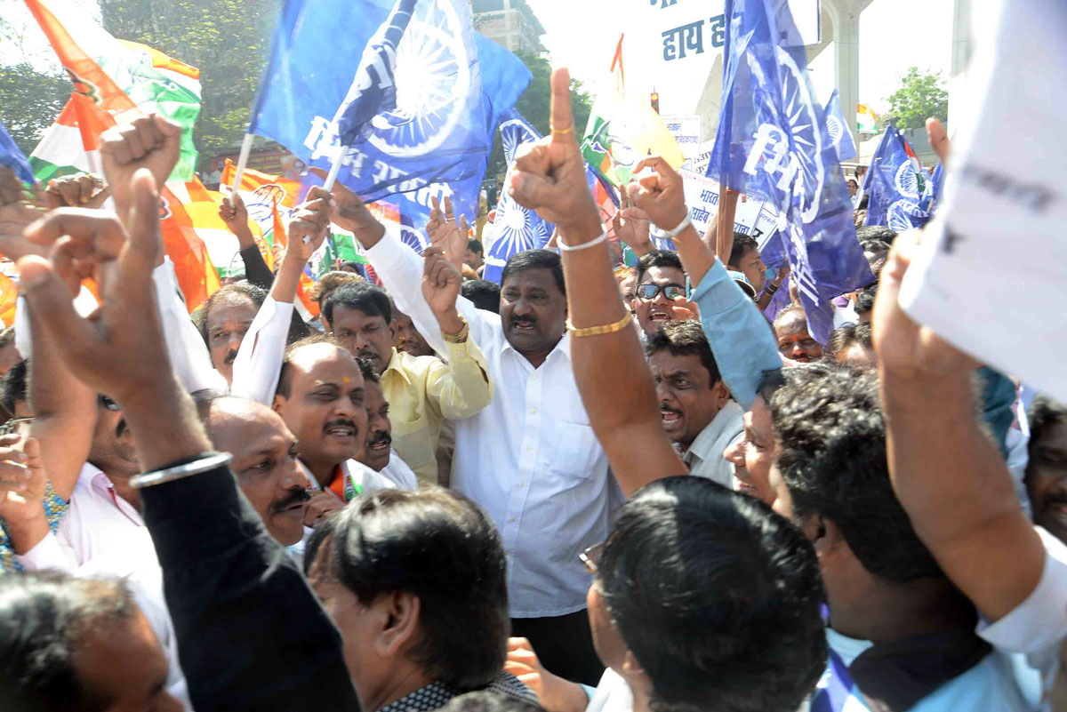 Congress-NCP-Bhimshakti Protest Leaded by Congress Leader & Ex.Minister Chandrakant Handore against Govt on Dalit Phd Scholar Rohit Sucide at Hyderabad University at Chembur Free Way Panjrapol Junction.