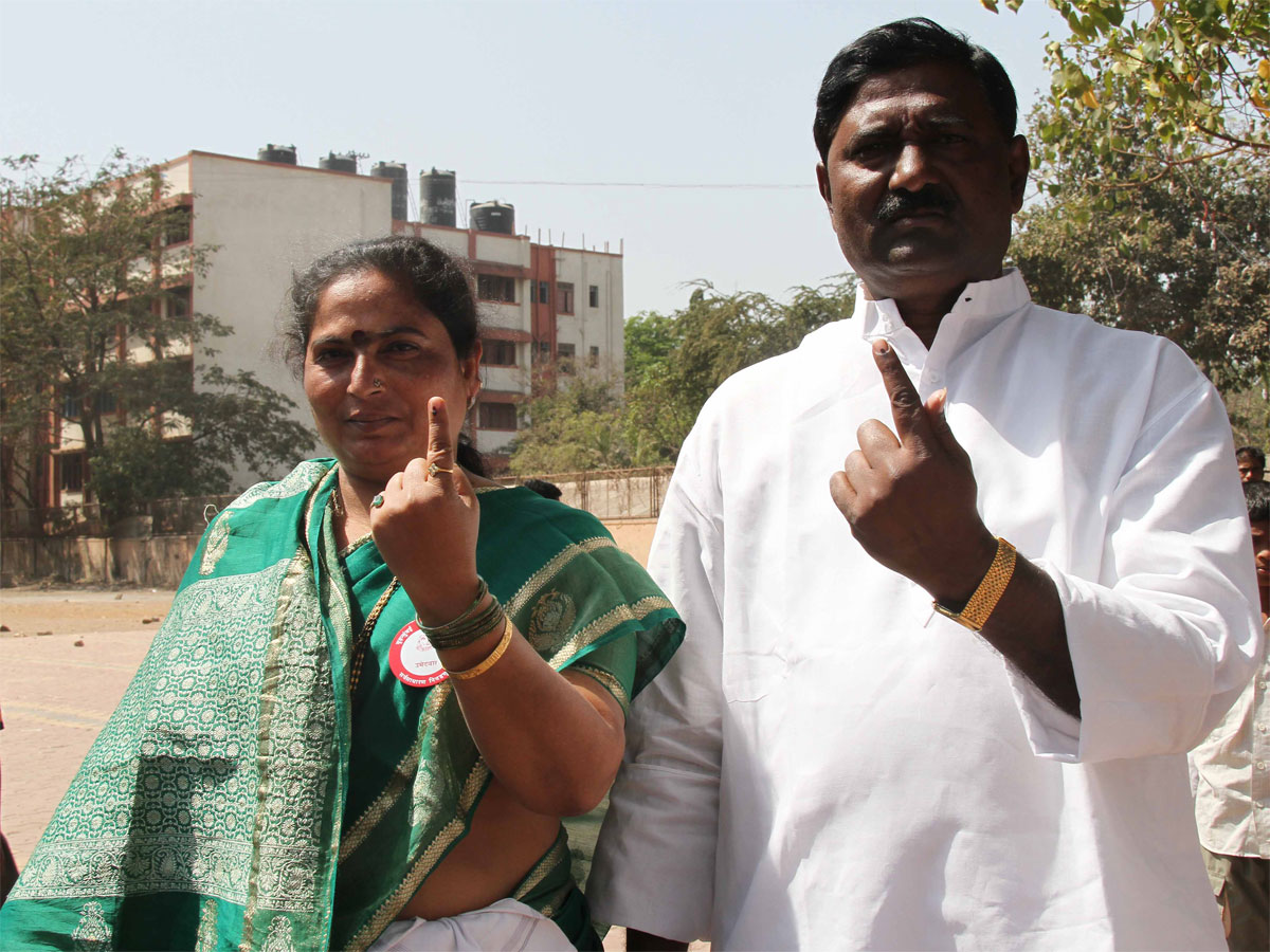 MLA.& EX.MIN.CHANDRAKANT HANDORE & SMT.SANGITA HANDORE CAST THEIR VOTE AT CHEMBUR.