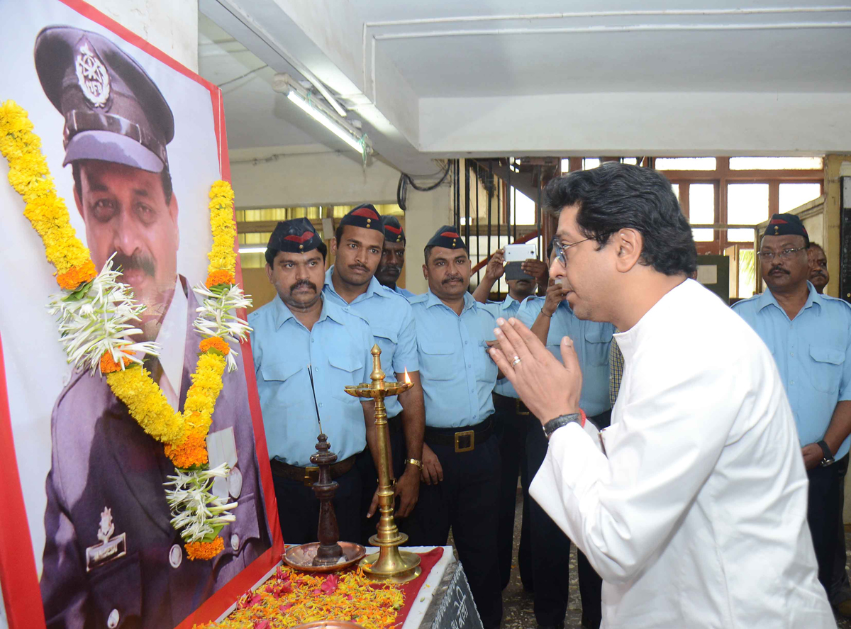 MNS Chief Raj Thackeray Meets Kalbadevi Fire Martyred Firemens Family.