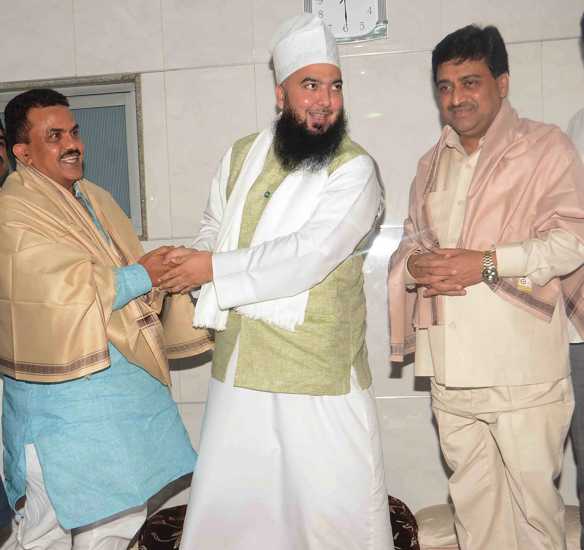 MPCC President Ashok Chavan & MRCC President Sanjay Nirupam Meets Moulana Moinuddin Asharaf Asharafi Urf Moin Miyan at Jamia Qadria Asharfiya Head Office Do Tanki.