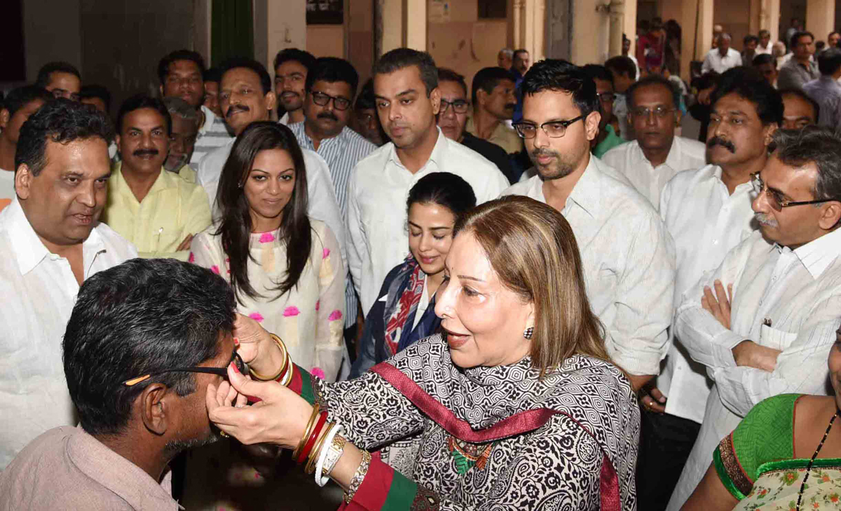 Congress Leader Ex.Minister Late Murli Deora Second Birth Anniversary Karm Foundation & Congress Yuva Leader Ex.MP Milind Deora Oraganized a Karm 85th Free Eye Camp Murlibhai's Favourite Philanthtopic Activity at 6th lane Kumbharwada.